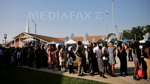 Cazul tânărului de culoare împuşcat mortal de poliţie în SUA: Mii de persoane participă la funeralii - FOTO