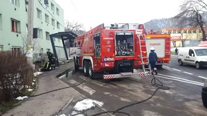 Incendiu izbucnit într-un bloc din Braşov: 13 persoane evacuate şi mai multe intoxicate | FOTO, VIDEO