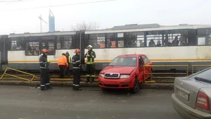 Circulaţia tramvaielor 41 din Capitală, blocată de o maşină rămasă pe linie. FOTO
