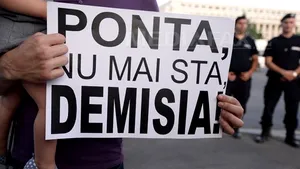 Sute de persoane au cerut demisia lui Ponta în Piaţa Victoriei şi au încercat să ocupe carosabilul