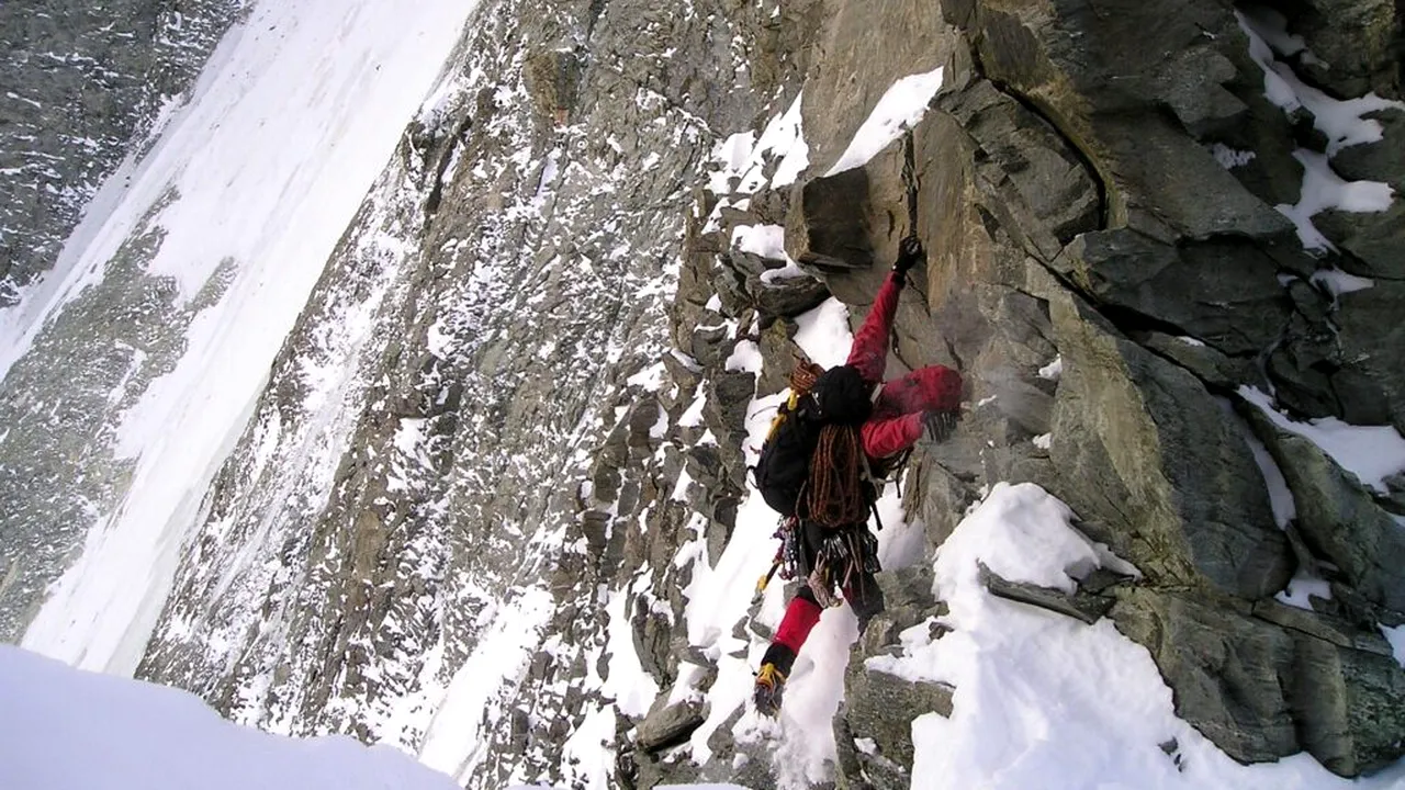 Un alpinist a rămas suspendat deasupra unei prăpăstii în timpul nopții. Ce au făcut echipele de salvare