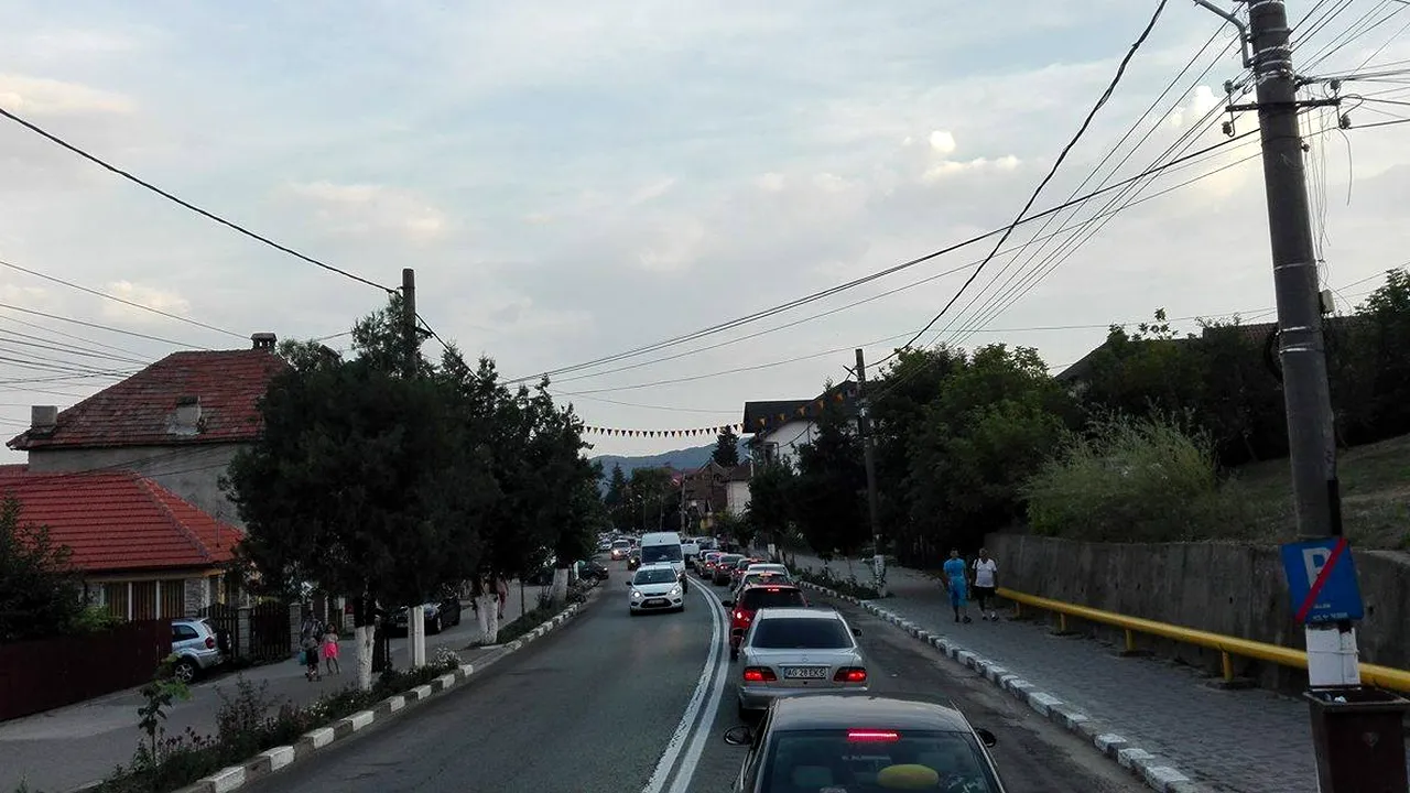 Coloane de maşini pe 4-5 kilometri pe DN 7, în zona staţiunii Călimăneşti-Căciulata. FOTO, VIDEO