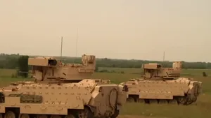 50 de Bradley sunt gata pentru Ucraina. Cum funcţionează tancul şi rachetele sale