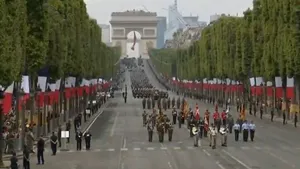 VIDEO Parada militară de Ziua Naţională a Franţei. Mii de militari au participat la defilare/ Macron, Merkel şi Juncker, prezenţi la eveniment
