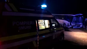 Patru persoane au fost rănite în urma unui accident produs între un tir şi un autobuz pe DN 17