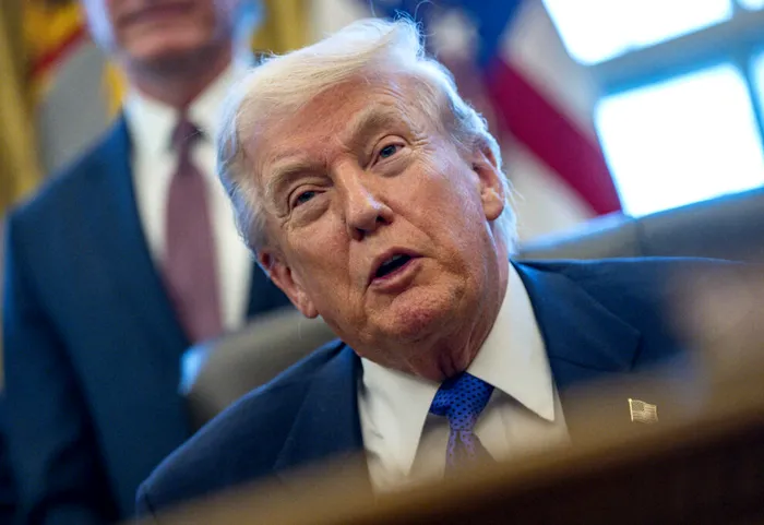 EXTERNE Trump afirmă că vrea să „pună mâna pe petrolul din Iran”