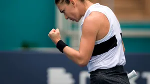 Fed Cup | Simona Halep a câştigat primul meci din semifinale, contra Kristinei Mladenovic