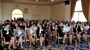 REPORTAJ: Selecţie de stewardese pentru o companie din Arabia Saudită. Salariul lunar este de 2.500 de dolari. Ce condiţii trebuie să îndeplinească româncele doritoare - FOTO