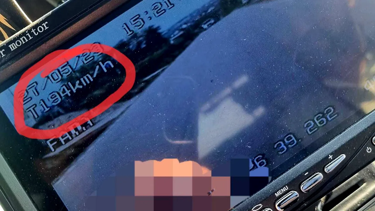 Un tânăr de 20 de ani a fost prins când circula cu aproximativ 200 de km/h în localitate