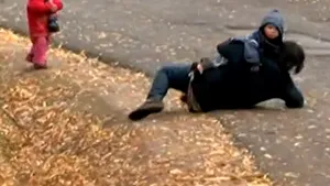 Vaslui: Anchetă în cazul unei femei cu opt copii, filmată beată, în timp ce cade cu copilul în braţe - VIDEO