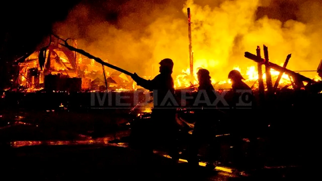 Incendiu la mansarda unei case din Timişoara, pompierii spun că focul a fost pus intenţionat
