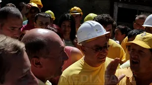 Băsescu, întâmpinat la Roşia Montană de zeci de muncitori care au scandat 