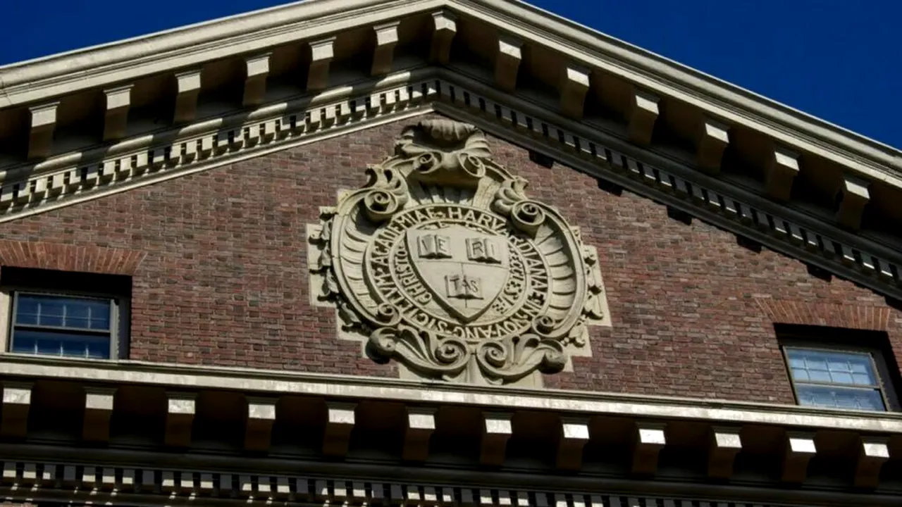 O nouă lovitură pentru Harvard. Administrația Trump taie noi subvenții federale în valoare de 450 de milioane de dolari pentru universitate