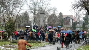 Protest într-un parc din Arad pe care primăria vrea să îl reamenajeze şi să construiască parcare - FOTO