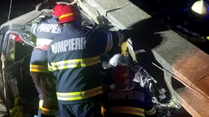 Doi tineri au murit şi unul a fost rănit, după ce maşina în care se aflau a lovit un stâlp