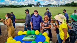 Brazilia moare, iar preşedintele petrece în ziua cu record negru de cazuri COVID