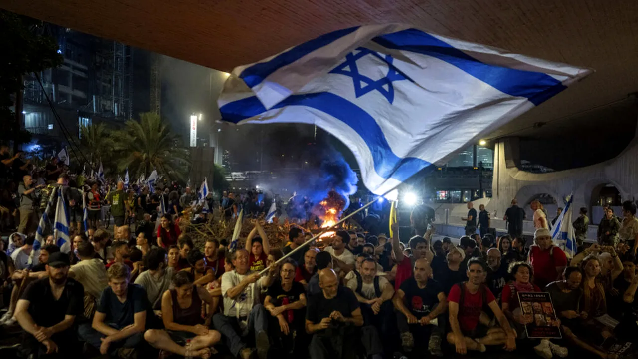Protestele masive din Israel pun presiune pe Netanyahu pentru un acord de încetare a focului