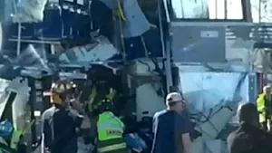 ACCIDENT la Ottawa, între un tren şi un autobuz: Cel puţin cinci oameni au murit. Partea din faţă a autobuzului a fost smulsă - VIDEO