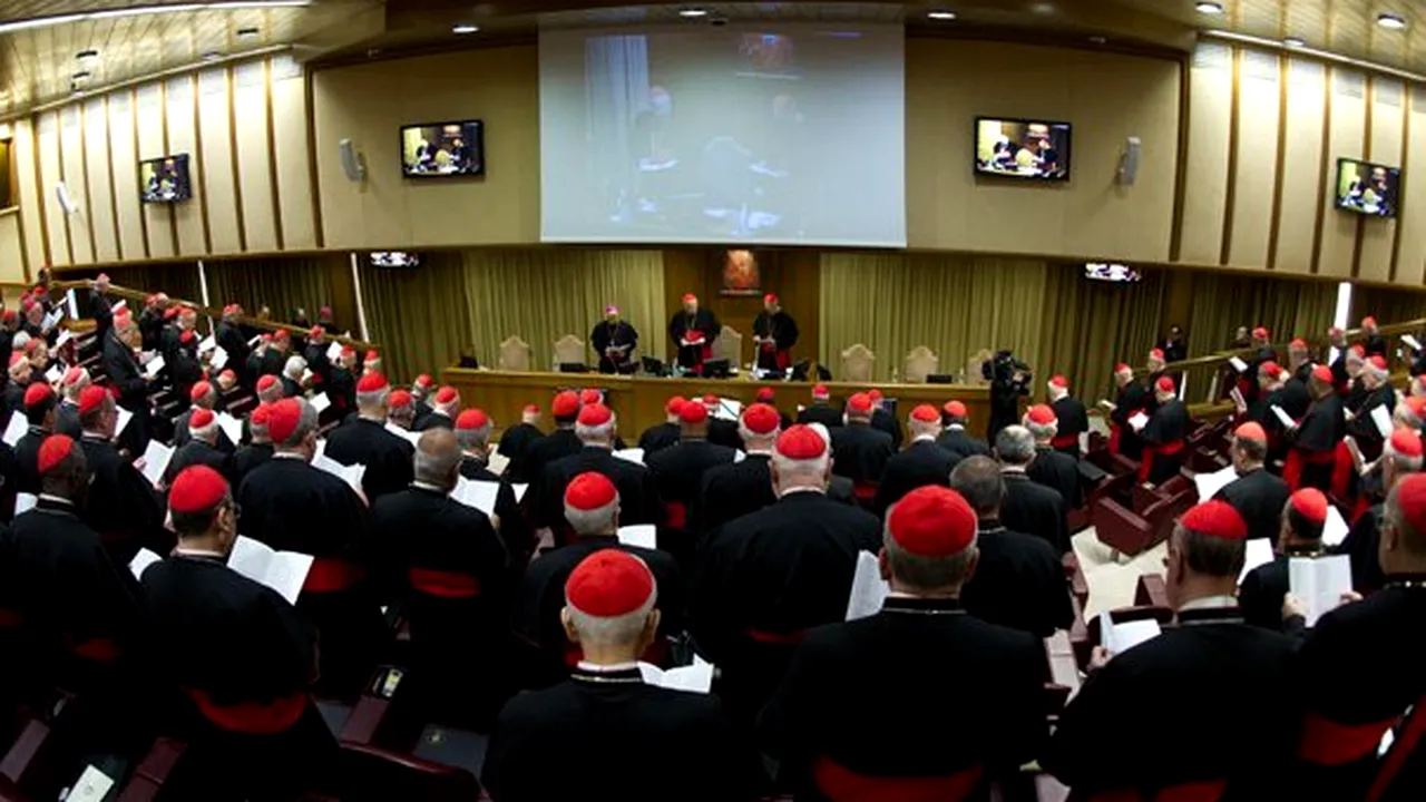 Cardinalii, îndemnaţi să fie uniţi şi să coopereze cu viitorul papă