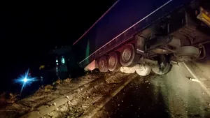 TIR răsturnat pe calea ferată, în Suceava. ISU, despre circulaţia feroviară între Moldova şi Transilvania: Nu va fi întreruptă- FOTO