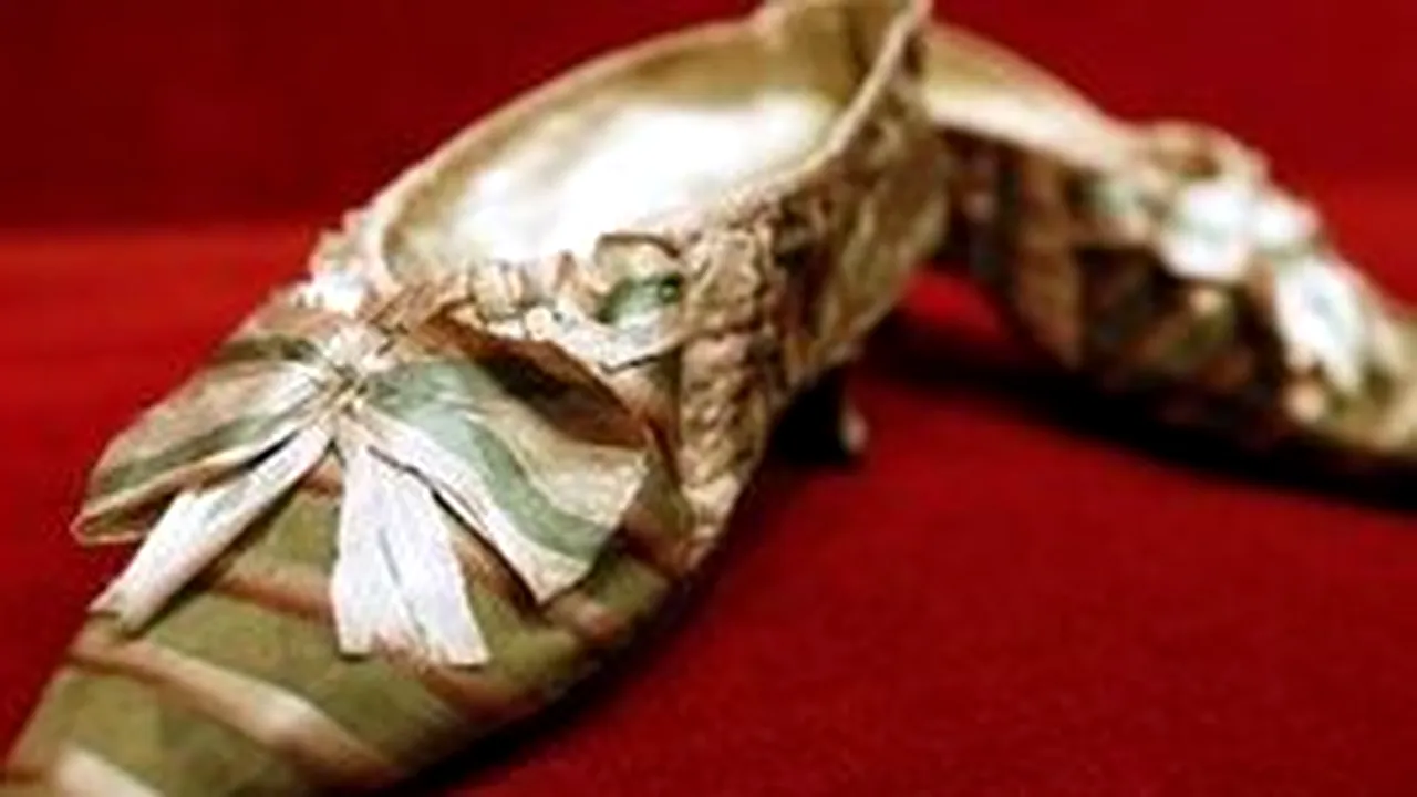 O pereche de pantofi care au aparţinut reginei Marie-Antoinette, vândută cu peste 62.000 de euro