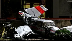 Aterizare de urgenţă pentru un avion bimotor într-o suburbie din Paris. Instructorul are 80 de ani