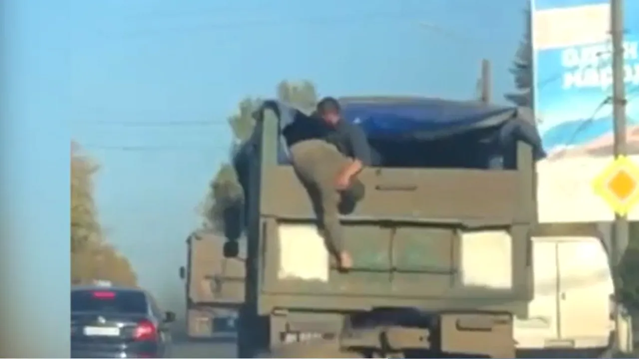 Bătaie între soldaţii ruşi care fug din Herson: un militar aproape că este aruncat din camionul aflat în mers

