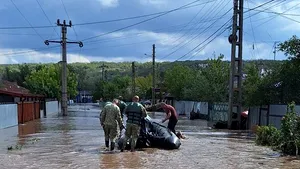 Zeci de militari din Brigada 10 Geniu intervin la inundaţii în zona Slobozia Conachi