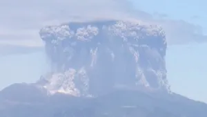 Imagini inedite: Momentul în care erupe un vulcan în Japonia – VIDEO