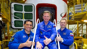 Un astronaut NASA şi doi cosmonauţi ruşi au fost lansaţi în spaţiu cu o navă rusească