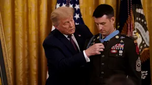 Preşedintele Donald Trump a decorat cu „Medalia de Onoare” pe primul membru aflat în viaţă al unui pluton de comando. Pentru ce misiune specială a primit distincţia militarul