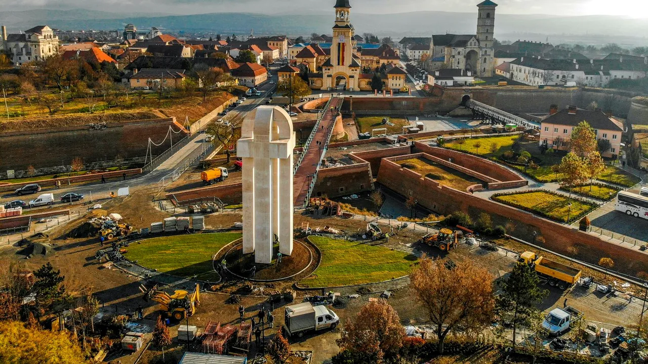 Monumentul Unirii de la Alba Iulia, ironizat intens pe reţelele sociale pentru forma sa, finalizat înainte de Centenar. Povestea construcţiei - GALERIE FOTO