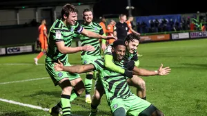 Forest Green Rovers îmbină fotbalul cu reciclarea şi energia verde. Următorul pas după terenul organic, mâncarea vegană şi tricourile din zaţ de cafea