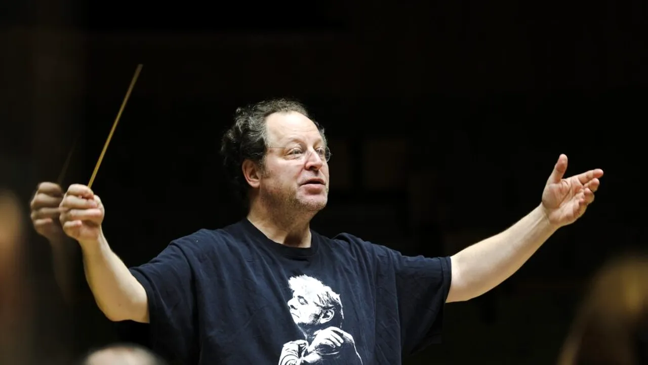 Dirijorul american John Axelrod dirijează la București cu o baghetă dăruită de Leonard Bernstein