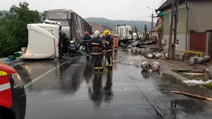 Trafic blocat pe DN 13, unde două TIR-uri, unul încărcat cu bere, s-au ciocnit. Un bărbat, rănit grav. FOTO