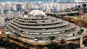 „El Helicoide”, construcţia futuristă în care se află centrul de represiune politică din Venezuela. Mărturiile a doi foşti gardieni despre torturile din încăperile clădirii