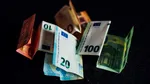 De ce își învelesc oamenii banii în folie de aluminiu. Trucul pe care puțini îl cunosc