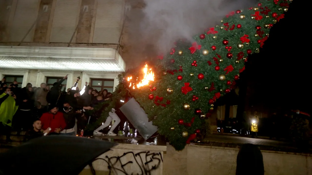 VIDEO Proteste în Albania după ce poliţia a împuşcat un bărbat pentru încălcarea carantinei COVID-19. Bradul de Craciun din capitala Tirana a fost incendiat
