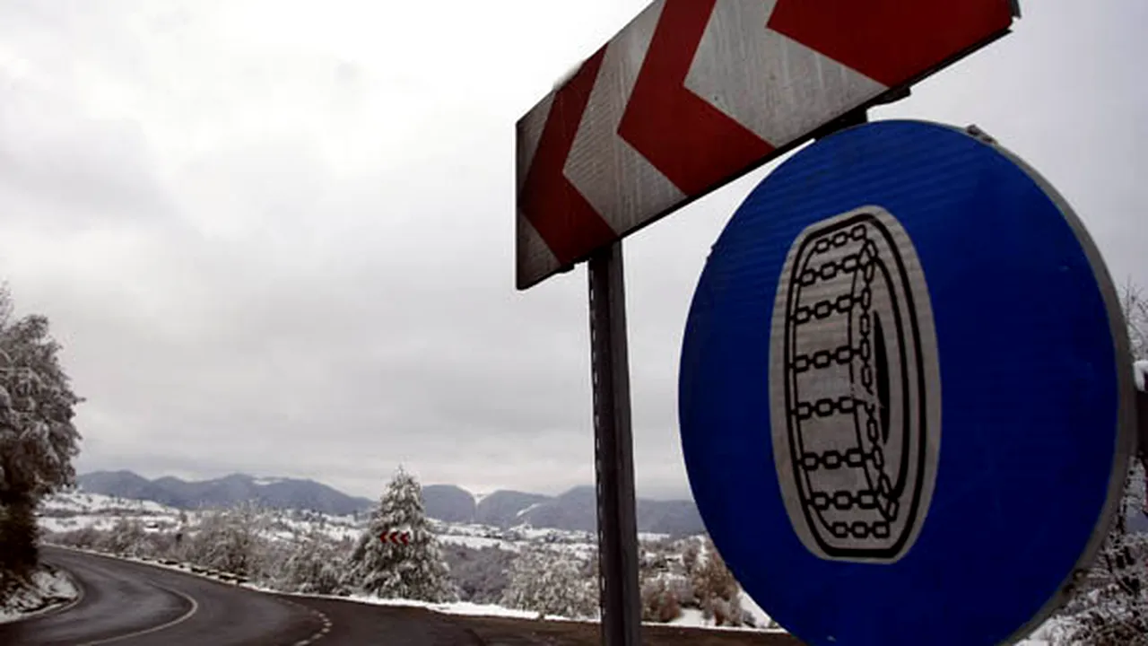 Circulaţie rutieră dificilă pe DN 71 Târgovişte-Sinaia, din cauza ninsorilor abundente
