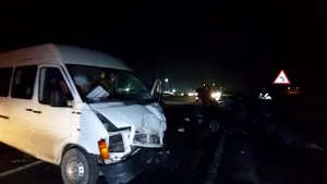 Femeia aflată la volanul maşinii care a lovit un microbuz în Argeş a murit. Alte nouă persoane rănite au ajuns la spital