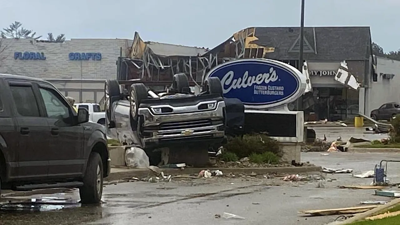 Fenomen rar în Los Angeles: cea mai puternică tornadă din ultimii 40 de ani a lovit zona