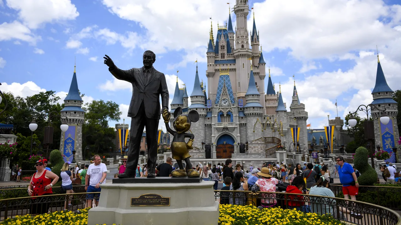 Angajaţii Disneyland votează pentru grevă