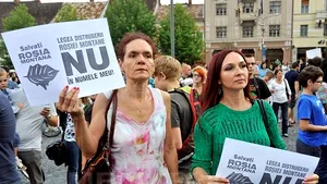 Cluj: Circa 1.000 de persoane, inclusiv soţia lui Emil Boc, au protestat faţă de proiectul Roşia Montană