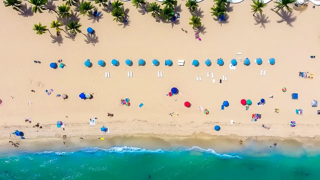 Un tată a înălţat o DRONĂ pentru a-şi fotografia copiii aflaţi pe plajă, dar ceva din apă i-a atras atenţia: „A fost un moment de la Dumnezeu” - FOTO
