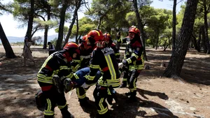 Cum se pregătesc pompierii români pentru marile incendii din Grecia. Scenariul: un parc național în flăcări și o persoană prinsă de foc
