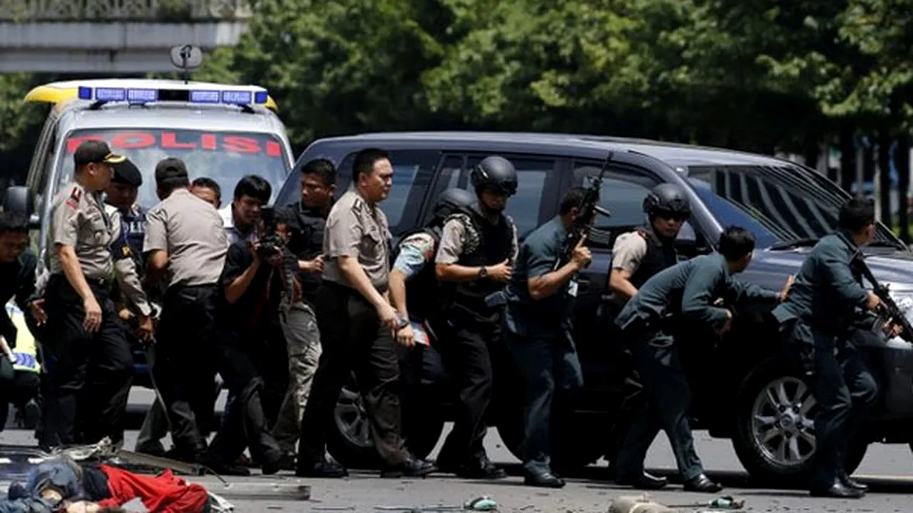 ATENTATELE de la Jakarta: Poliţia indoneziană a reţinut trei bărbaţi suspectaţi. Activităţile atacatorilor au fost finanţate de gruparea Stat Islamic din Siria