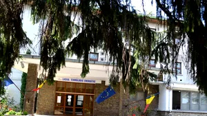 Cursurile unui liceu din Câmpina au fost suspendate după ce o elevă este suspectă de coronavirus