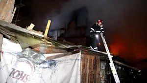 FOTO Patru case au fost mistuite într-un incendiu la marginea Capitalei
