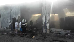 Incendiu puternic la Adjud: O hală în care se află autoturisme a luat foc