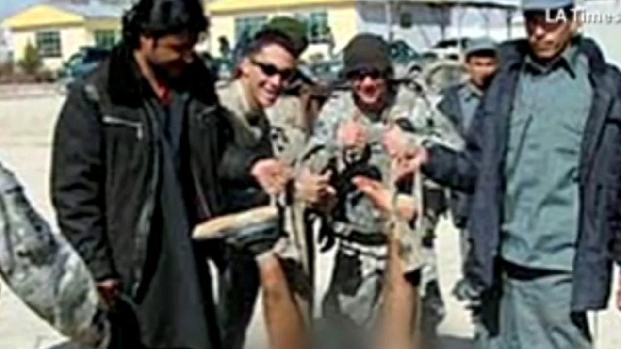 Nou scandal cu soldaţi americani în Afganistan: Militarii, fotografiaţi alături de cadavrele unor insurgenţi afgani - VIDEO